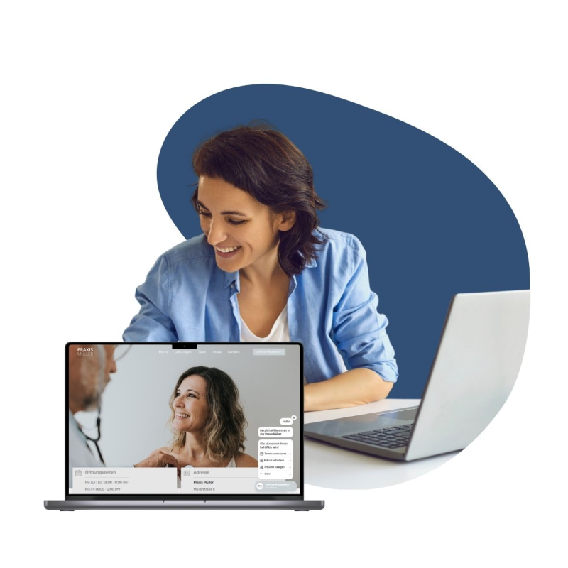 Frau sitzt vor einem Laptop und lächelt. Der Laptop zeigt die Praxiswebsite einer Arztpraxis