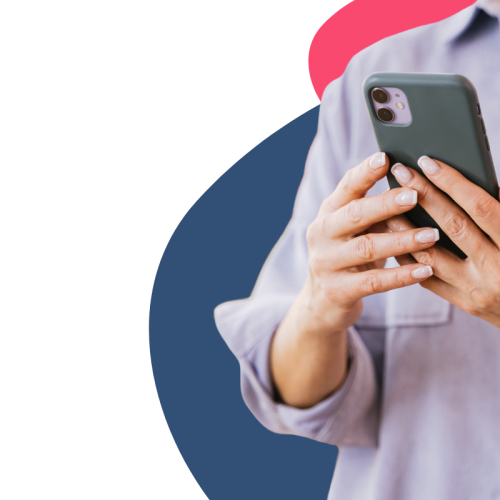 Eine Person, die ein Handy in der Hand hält