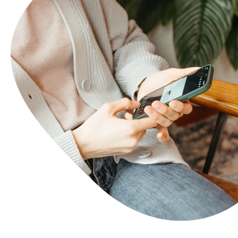 Person, die ein Handy in der Hand hält