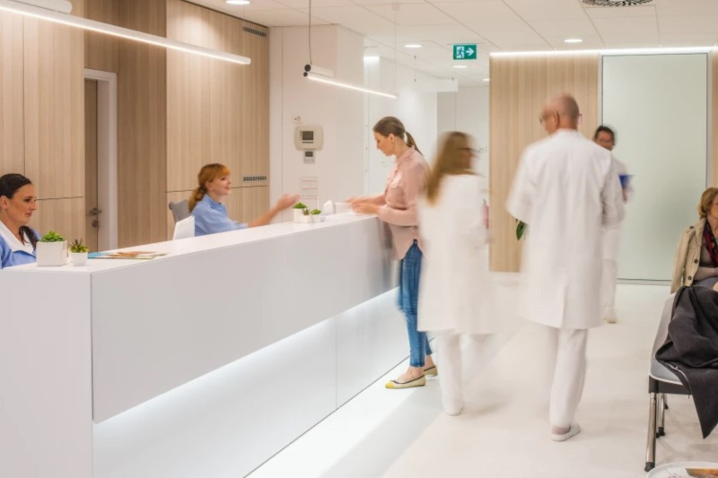 Mehrere Personen sind bei einem Praxisempfang