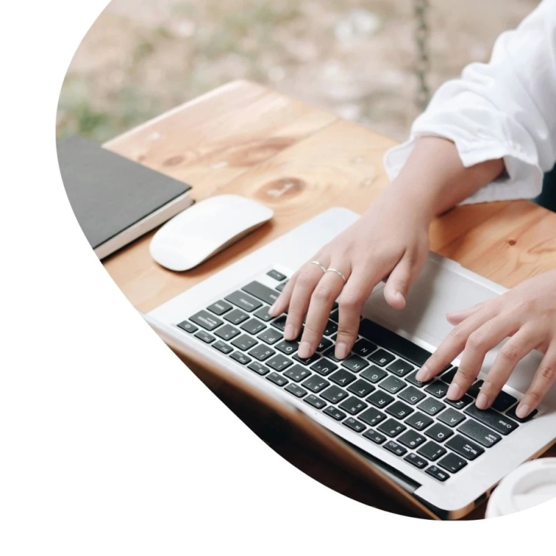 Hände, die auf einer Tastatur tippen