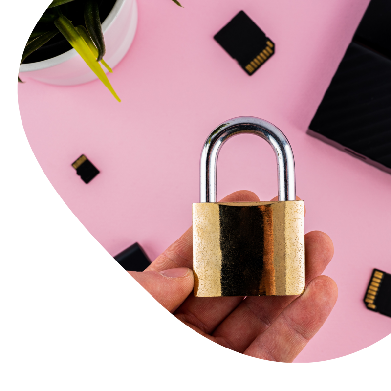 Hand, die ein Schloss hält