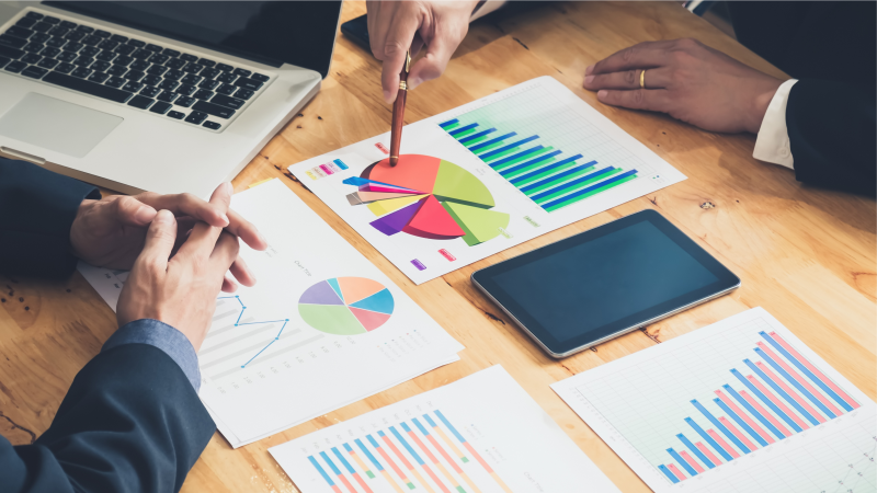 Ein Tisch auf dem viele Diagramme liegen