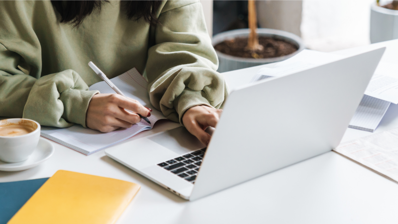 Frau, die am Laptop sitzt