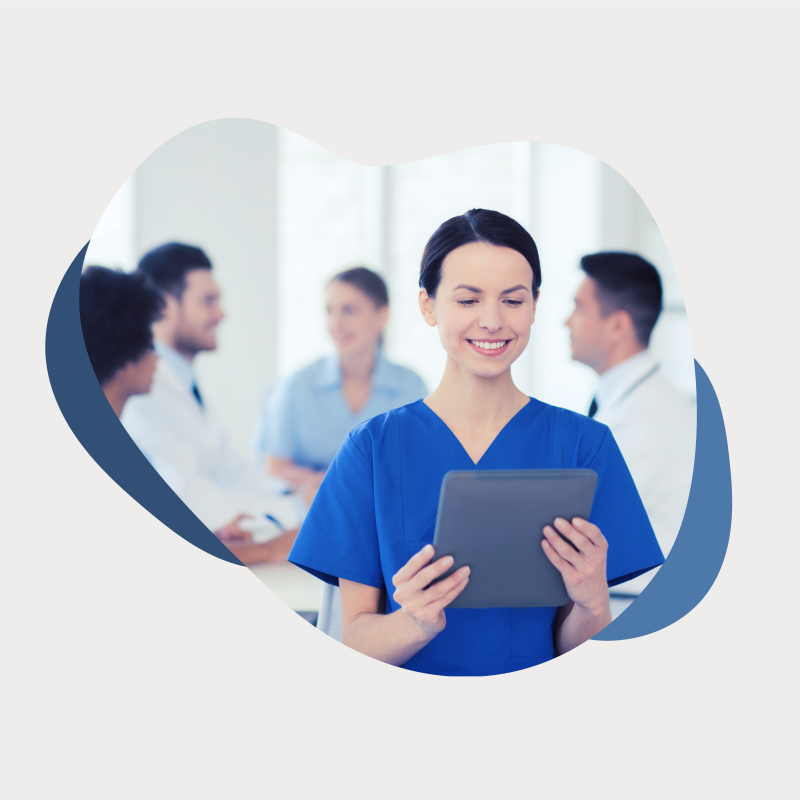 MFA hält Tablet in der Hand um im Hintergrund sind Ärzte