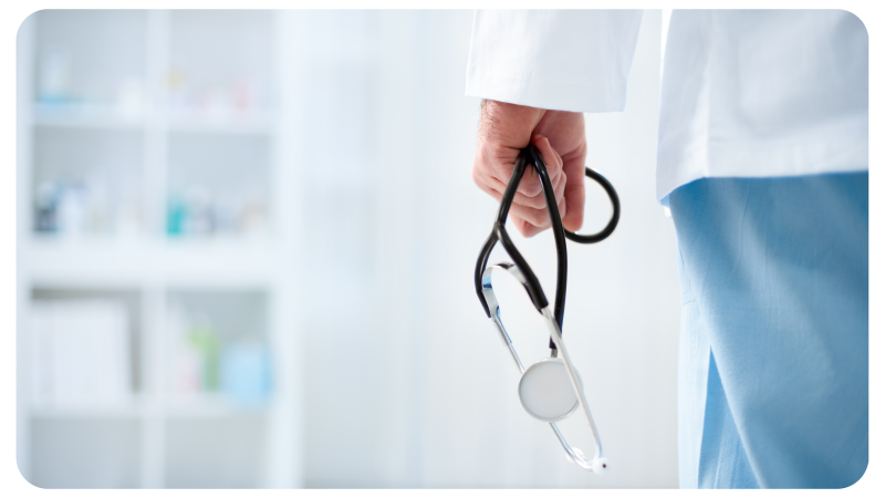 Arzt, der ein Stethoskop in der Hand hält