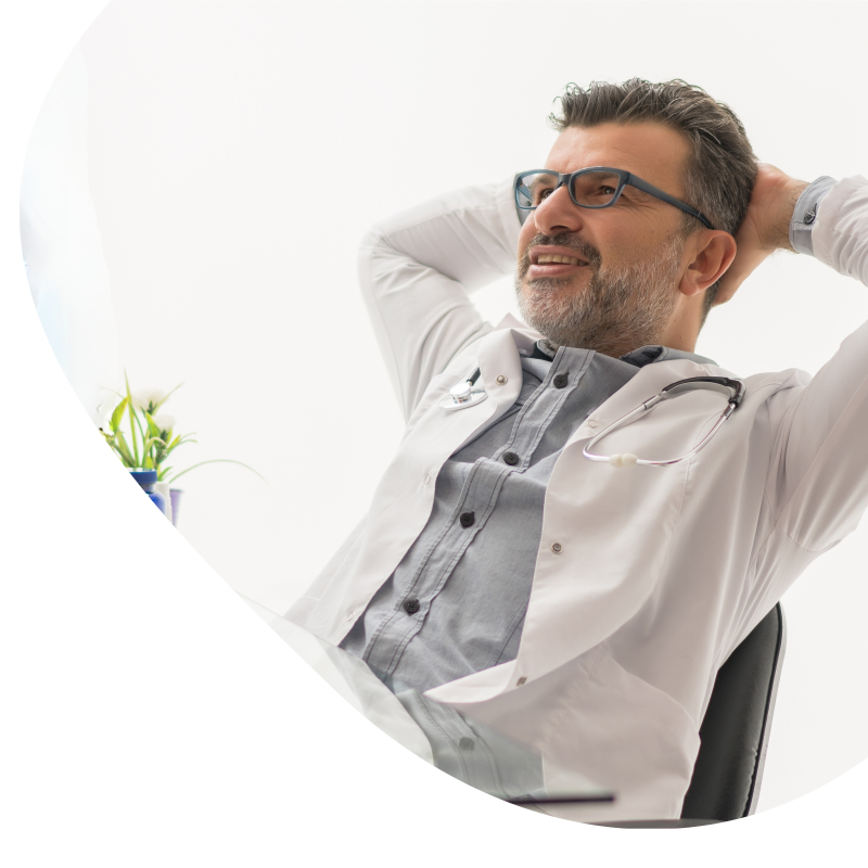 Arzt, der sich auf seinem Stuhl zurücklehnt