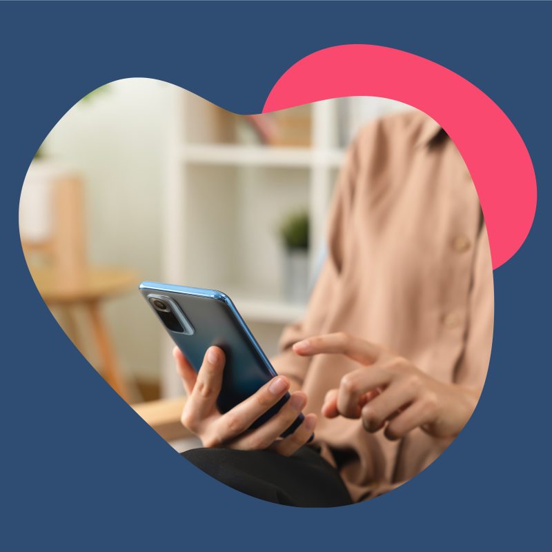 Frau tippt auf Handy