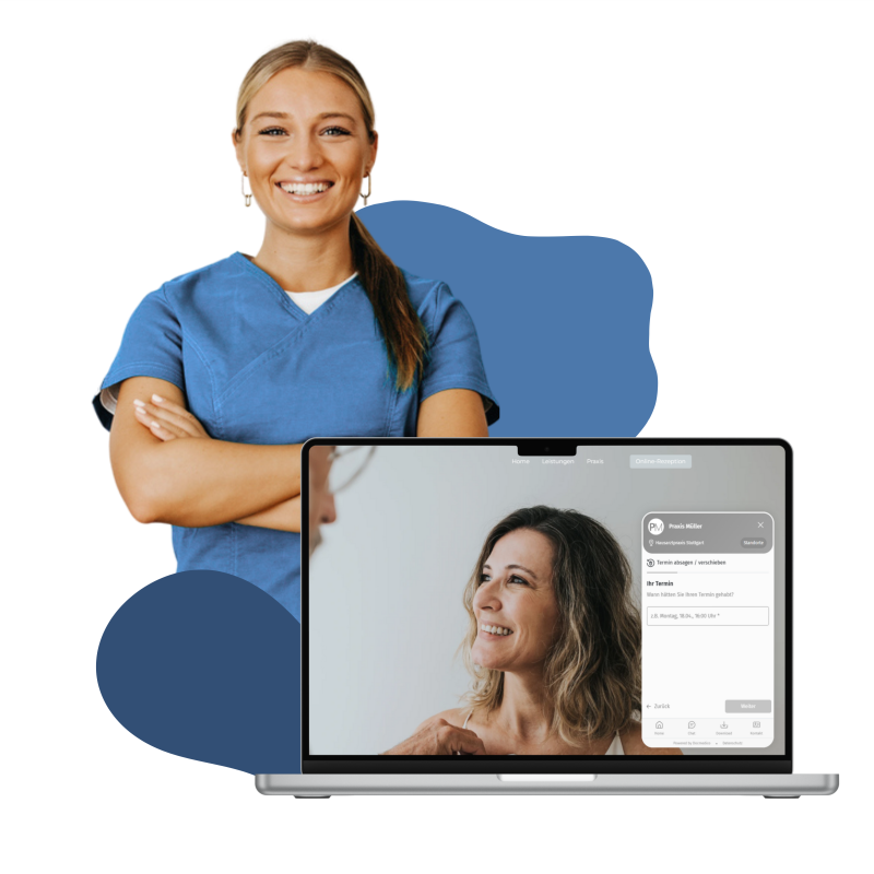 Lächelnde Physiotherapeutin und im Vordergrund ist ein Laptop zu sehen