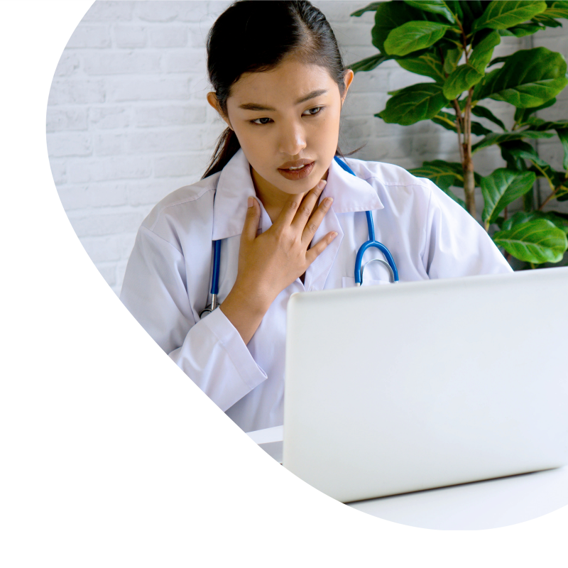 Eine Ärztin schaut besorgt in einen PC