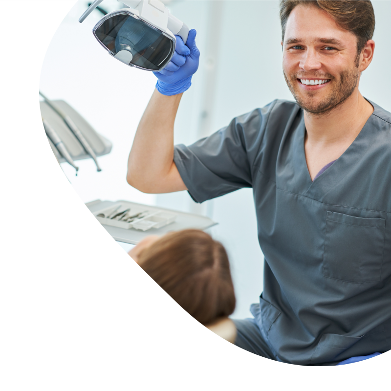 Ein Zahnarzt lächelt in die Kamera