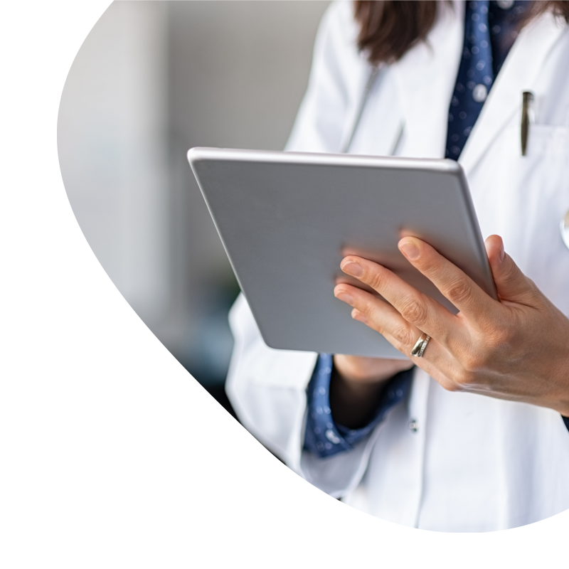 eine Ärztin hält ein Tablet in der Hand