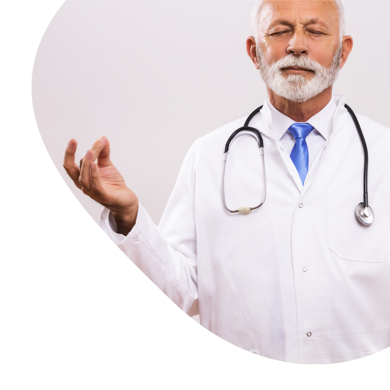 Älterer Arzt, der entspannt ist