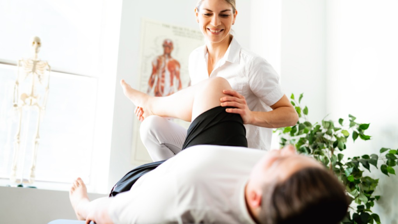 Unsere Philosophie modern-rehabilitation-physiotherapy-woman-work