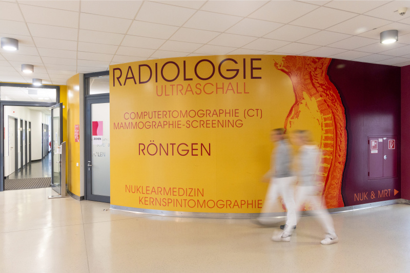 Flur der Radiologie mit bunter Wand und Beschriftungen