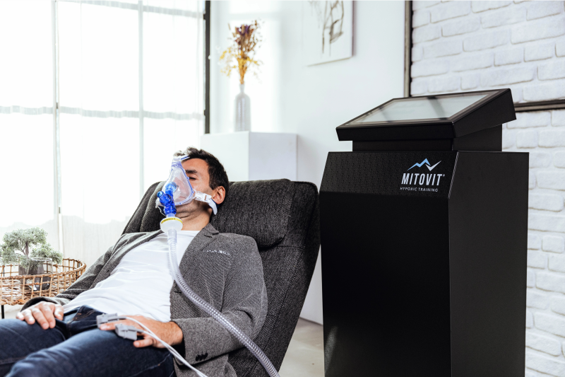 Mann liegt im Behandlungsstuhl mit einer Atemmaske 