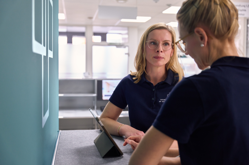 zwei sich auszutauschende Ärztinnen 