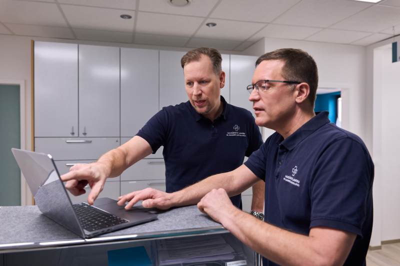 zwei Ärzte über einem Laptop