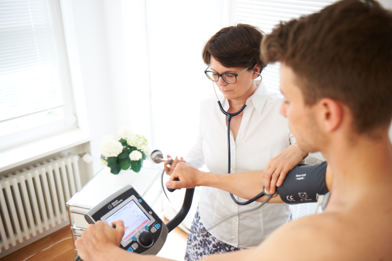 Belastungs EKG Patient aufm Fahrrad, wird unter Belastung untersucht