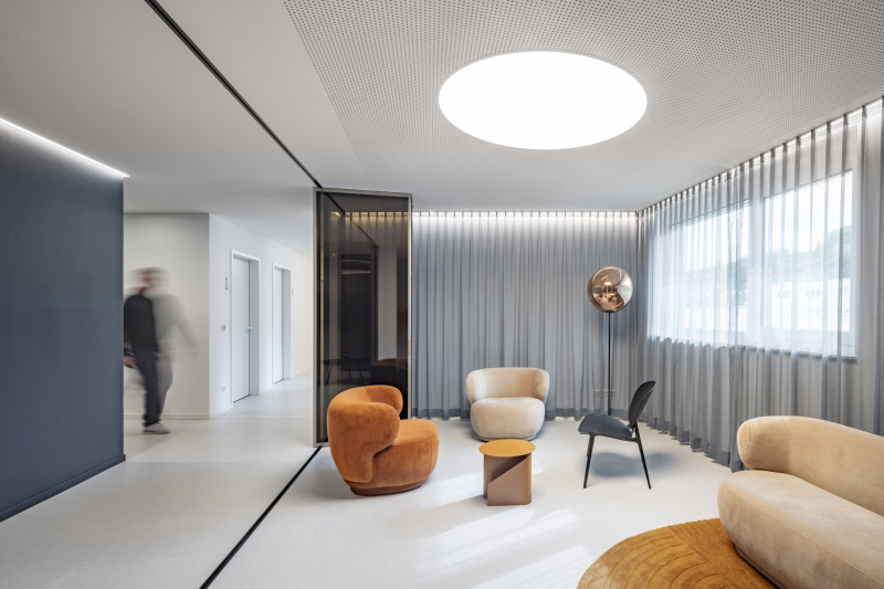 Modernes Wartezimmer der Arztpraxis in orange, beige und dunkelgrau