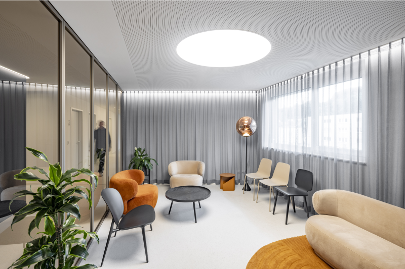 Wartezimmer der Praxis in dunkelblau, orange und beige