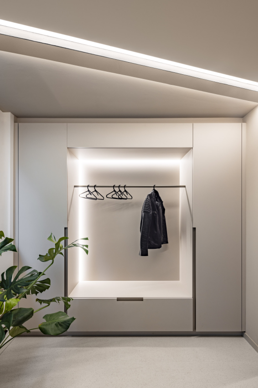 Garderobe der Praxis mit Licht und einer Jacke