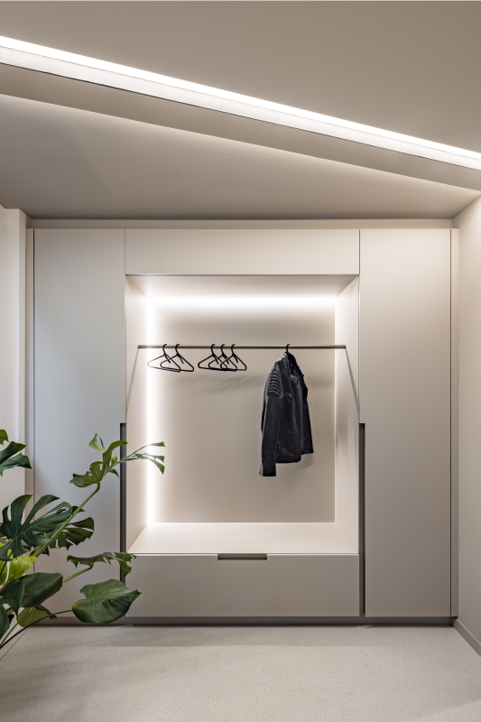 Garderobe der Praxis mit Licht und einer Jacke