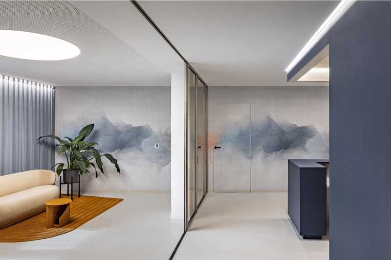 Praxisempfang und Wartezimmer in dunkelblau, beige und orange