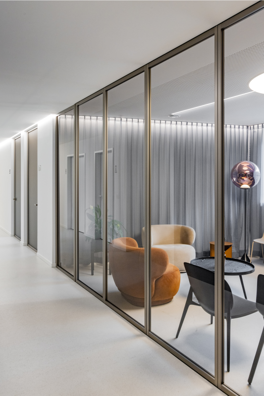 Wartezimmer der Praxis in orange und beige
