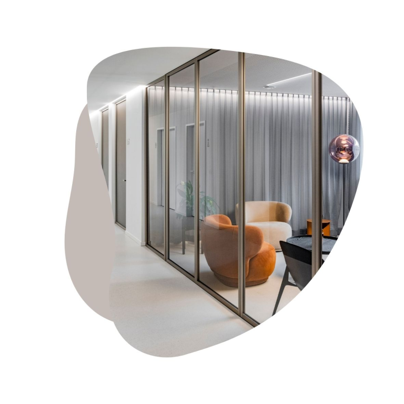 Wartezimmer der Praxis in orange und beige