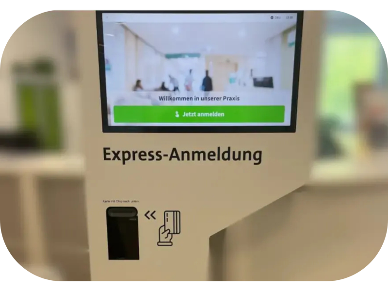 Bildschirm am Praxisempfang zur Express-Anmeldung 